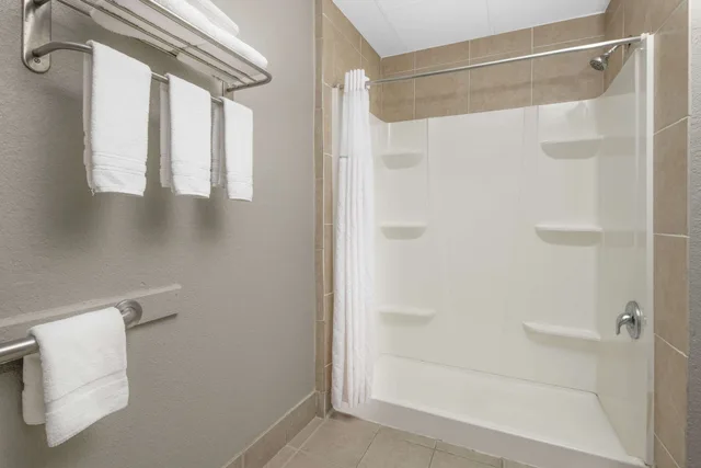 غرفة بسرير كينج لذوي الإعاقة، Baymont By Wyndham Pooler Savannah 4/6