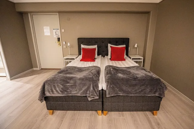 غرفة بسريرين منفصلين بإطلالة على الفناء لذوي الإعاقة، Hotel Stensson 8/10