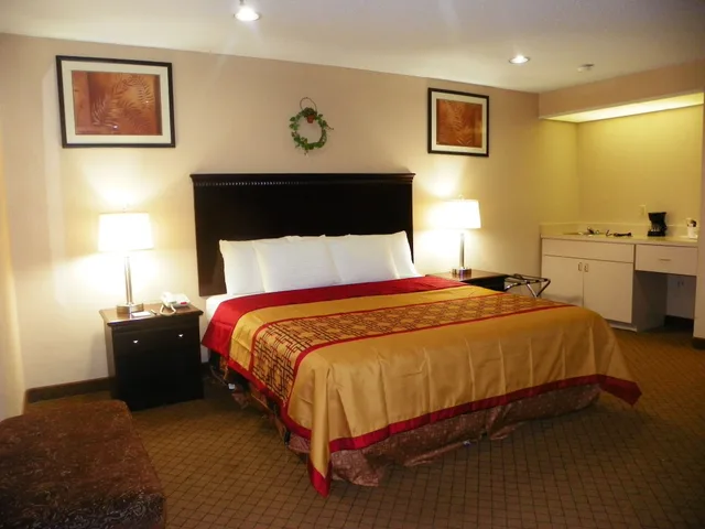 غرفة قياسية بسرير كينج، Royalton Inn & Suites 1/2