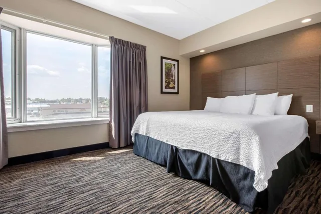 جناح بسرير كوين مع أريكة لذوي الإعاقة، Clarion Hotel & Suites Brandon 1/2