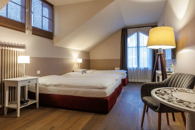 غرفة قياسية ثلاثية بسريرين منفصلين مع أريكة، Hotel Emmental 1/3