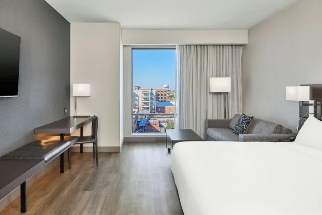 غرفة بسرير كينج بإطلالة على المدينة، Ac Hotel Auburn 1/6