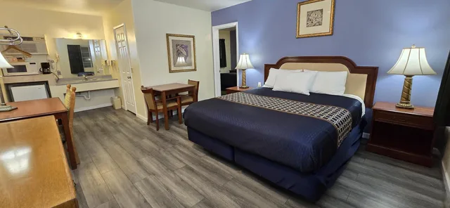 Suite, 1 King and 2 Double Beds, Rodeway Inn & Suites Blythe I-10, CA 10/18