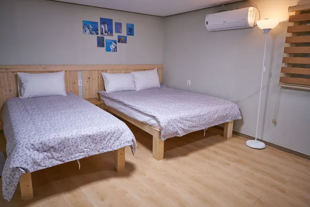 غرفة ثلاثية بسرير كوين وسرير فردي، R Guesthouse 1/10
