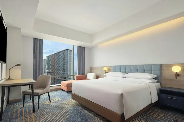 غرفة بريميوم بسرير كينج بإطلالة، Four Points by Sheraton Bekasi 4/5