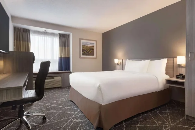 غرفة اقتصادية بسرير كوين، Microtel Inn And Suites By Wyndham Lloydminster 1/2