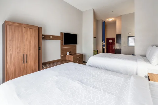 جناح بسريرين كوين، Holiday Inn Express Hotel And Suites Statesville 2/3