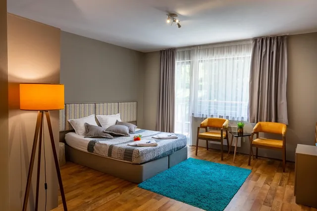 Room, Double Bed, Large, Sunny Hills Ski 2/4