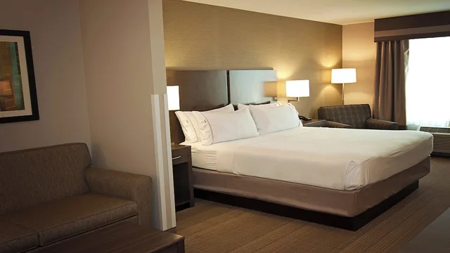 جناح بسرير كينج مع أريكة، Holiday Inn Express Hotel And Suites Wichita Northeast 1/5