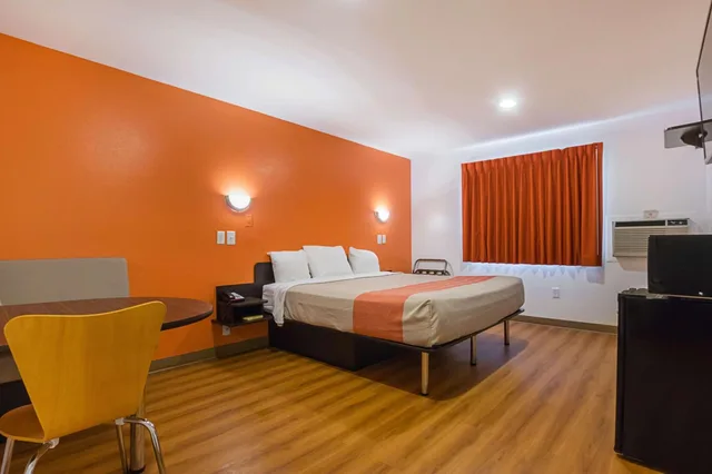 غرفة بسرير كينج لذوي الإعاقة، Motel6 Marshalltown, IA 3/6