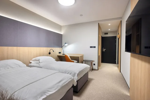 غرفة بسريرين منفصلين بشرفة، Hotel Kompas 1/3