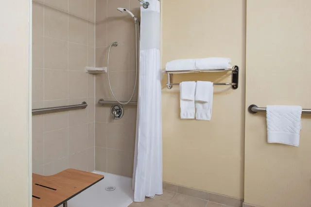 Room, Double Bed, Accessible, Doubletree By Hilton Hotel Grand Rapids Airport 2/3