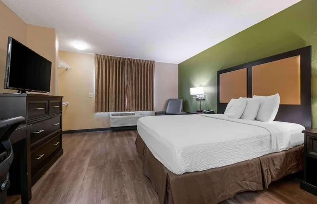غرفة عصرية بسرير كوين بمطبخ للمدخنين، Studio6 Extended Stay Fishkill Westage Center NY 2/10