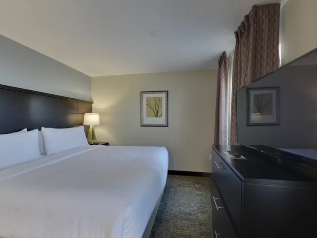 جناح بسرير كينج بغرفة نوم واحدة، STAYBRIDGE SUITES MADISON FITCHBURG 5/7