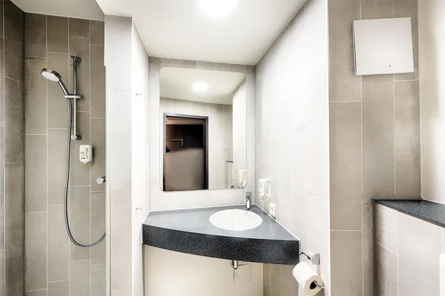 غرفة بسرير كوين، B&B Hotel Bremen-City 5/7