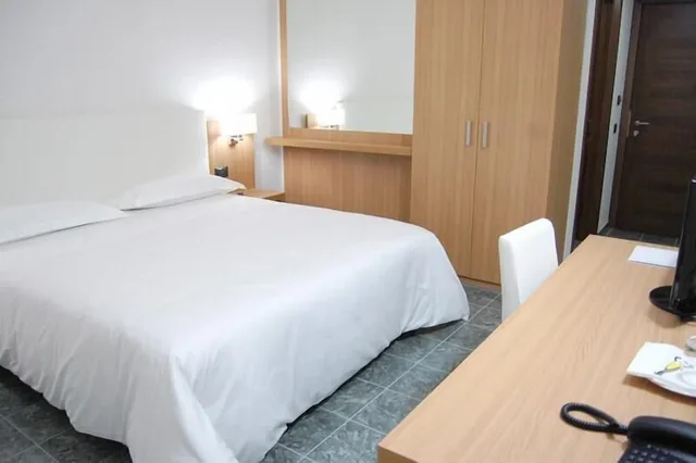 غرفة قياسية بسرير مزدوج وسرير فردي، Vea Resort Hotel 3/10