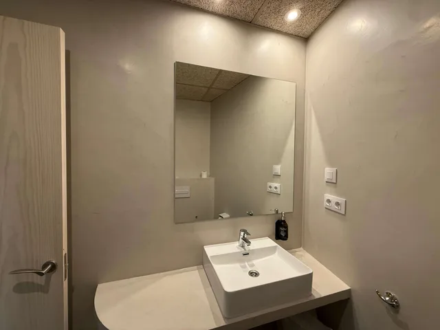 غرفة ثلاثية، Hostal Rom 5/6