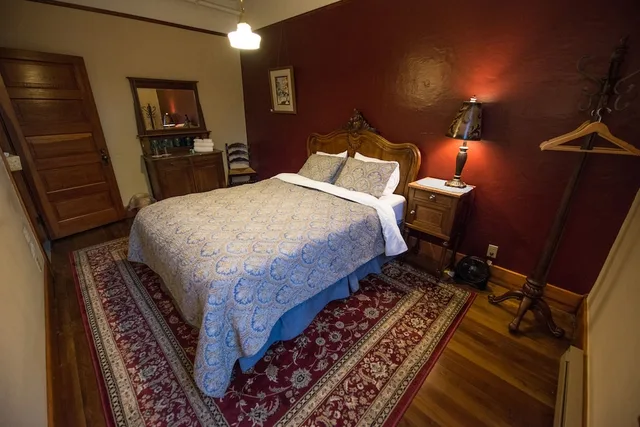 Traditional, Queen Bed, Shared Bathroom, Balch Hotel 4/10