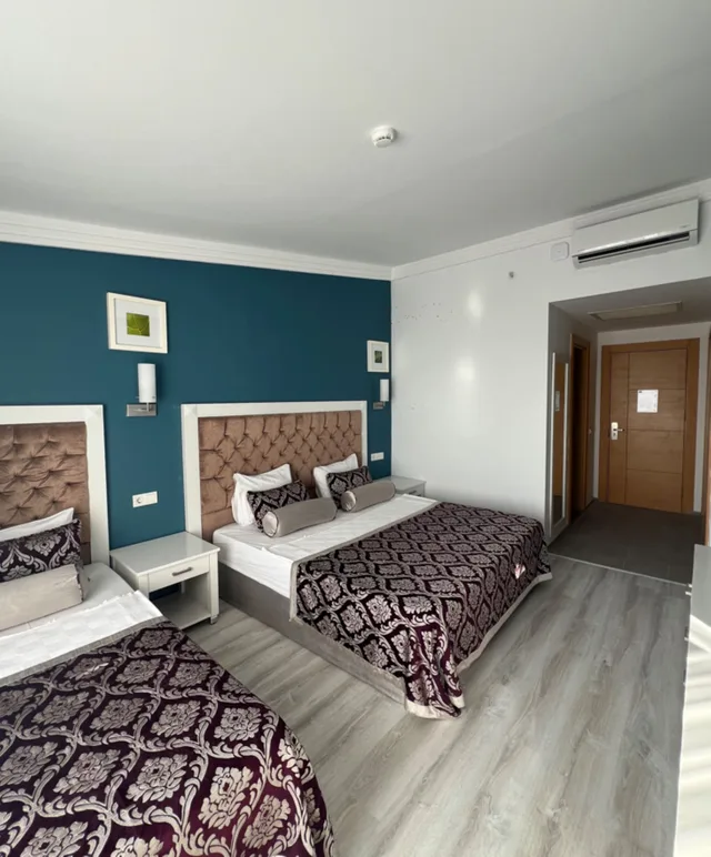 غرفة قياسية ثلاثية بإطلالة على البحر، SL La Perla Hotel Kemer 1/5