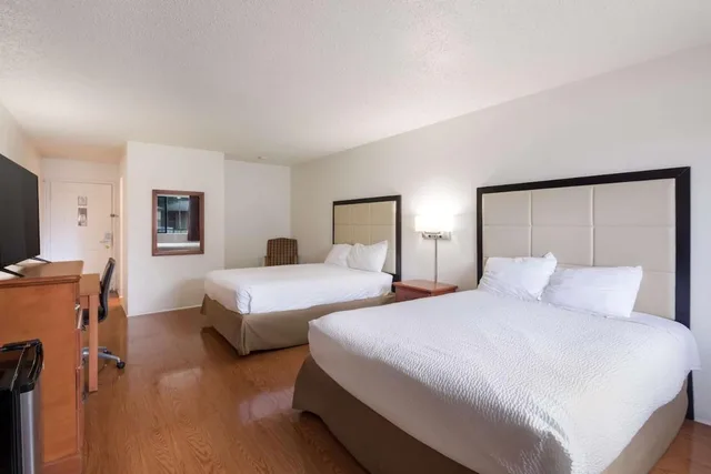 غرفة بسرير كوين، Americas Best Value Inn Lockhart TX (ex OYO Hotel) 1/2