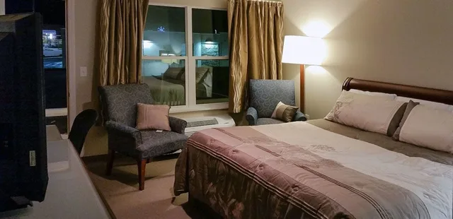 غرفة قياسية بسرير كينج بإطلالة على الجبل، Rolling Hills Lodge 1/2