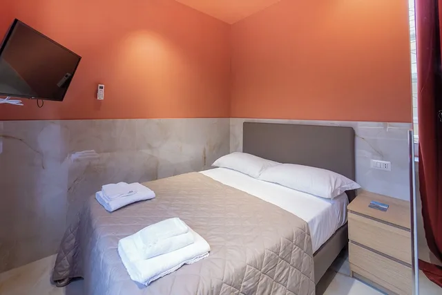 غرفة قياسية بسرير مزدوج في الملحق، B&B Le 4 Stagioni Dante's Suites 1/5