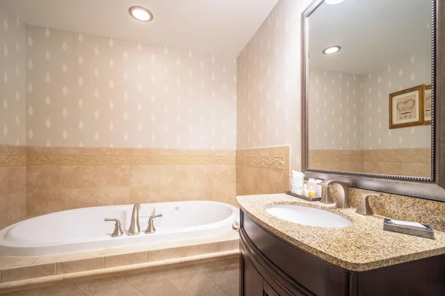 جناح بغرفتي نوم، The Red Coach Inn 3/4