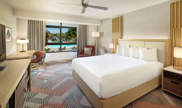 غرفة بسرير مزدوج بإطلالة على المسبح، Hyatt Regency Monterey Hotel and Spa on Del Monte Golf Course 1/1