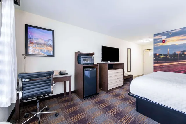 غرفة قياسية بسرير كينج، Clarion Pointe Madison-Huntsville 3/3