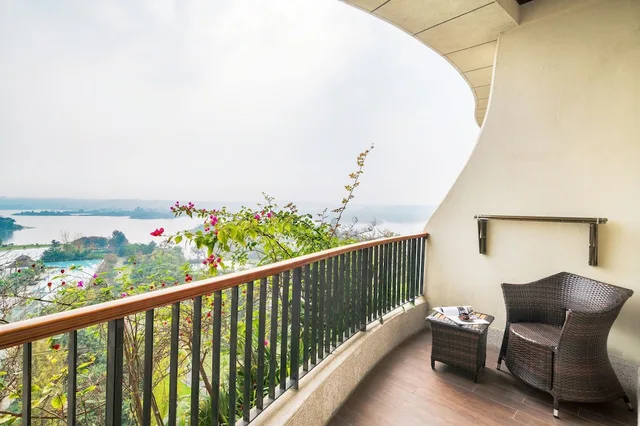 غرفة بريميوم بسرير كينج بإطلالة على البحيرة، INTERCONTINENTAL HEILONG LAKE 7/10