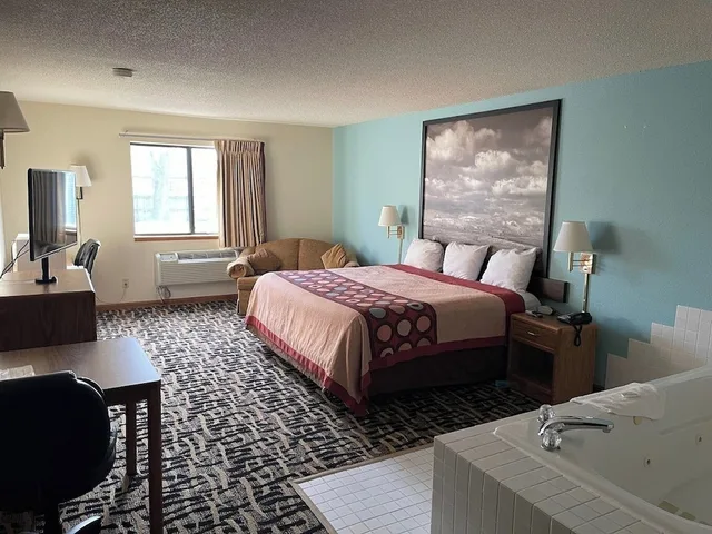 غرفة بسرير كينج بحوض جاكوزي، West Point Inn & Suites 2/5