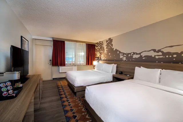 Standard, 2 Queen Beds, Pool View, Ground Floor, Holiday Inn Estes Park 2/3