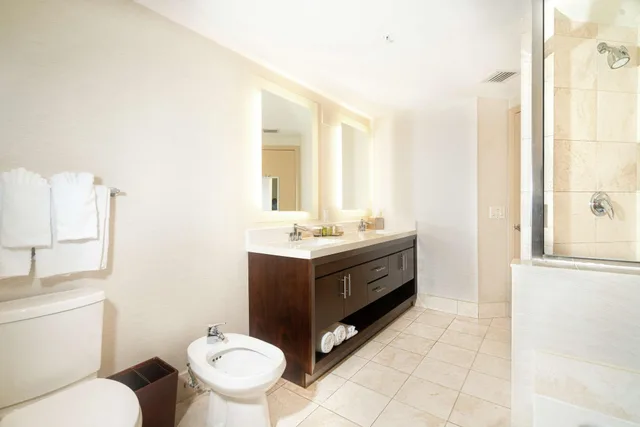 جناح بشرفة بغرفة نوم واحدة بإطلالة جزئية على البحر، Doubletree By Hilton Ocean Point Resort – North Miami Beach 3/5