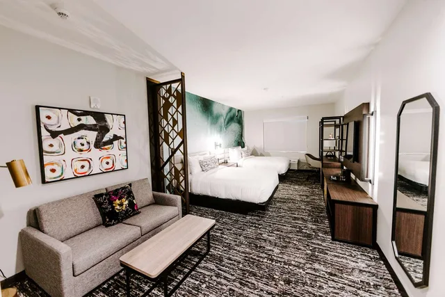 غرفة بسريرين كوين مع أريكة، Aiden by Best Western San Antonio Riverwalk 2/3