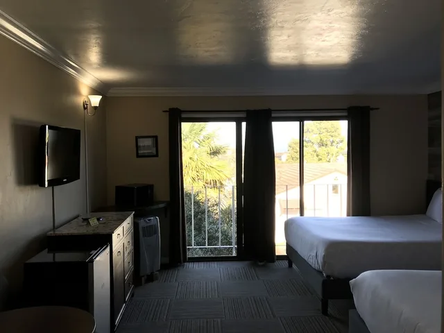 Deluxe, 2 Queen Beds, Inn By the Bay Monterey 2/8