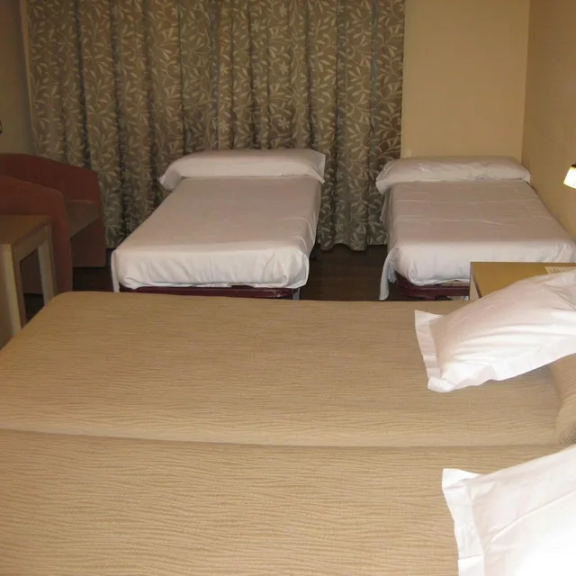 غرفة رباعية بسرير فردي بإطلالة على الجبل، Panorama Hotel 10/10