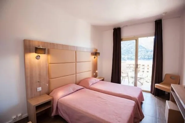غرفة بانورامية بسريرين منفصلين بإطلالة على البحر بشرفة، Le Kalliste Hotel 2/7
