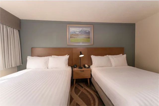 غرفة بسريرين كوين يُسمح فيها بالحيوانات الأليفة، Prestige Hudson Bay Lodge & Conference Centre, WorldHotels 1/4