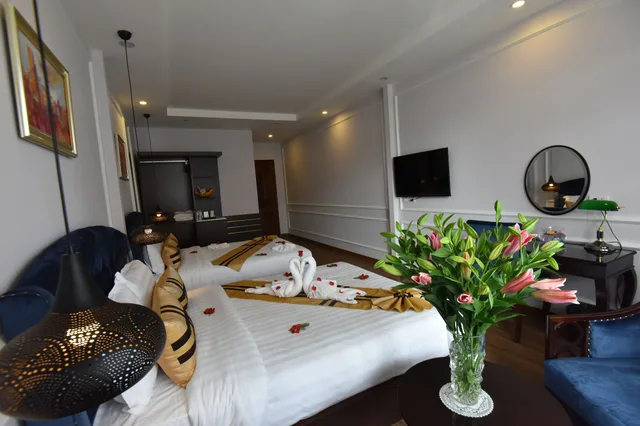 Family Suite, 1 Single and 2 Queen Beds, City View, Balcony, S Central Hotel 3/4