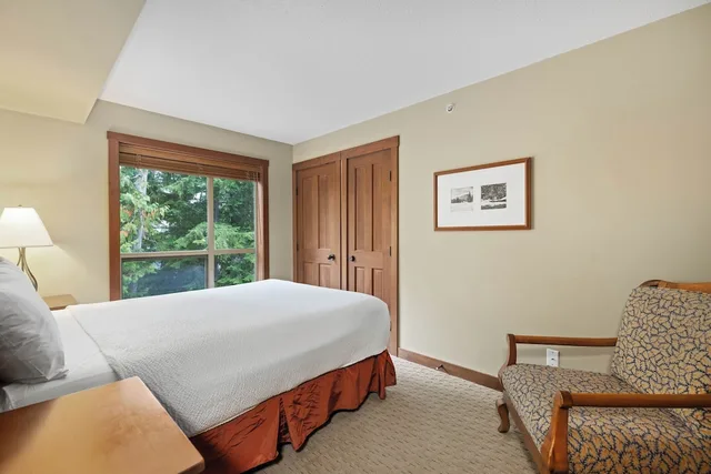غرفة بسرير بطابقين وسريرين كوين بـ3 غرف نوم مع أريكة، Horstman House By Whistler Premier 3/10