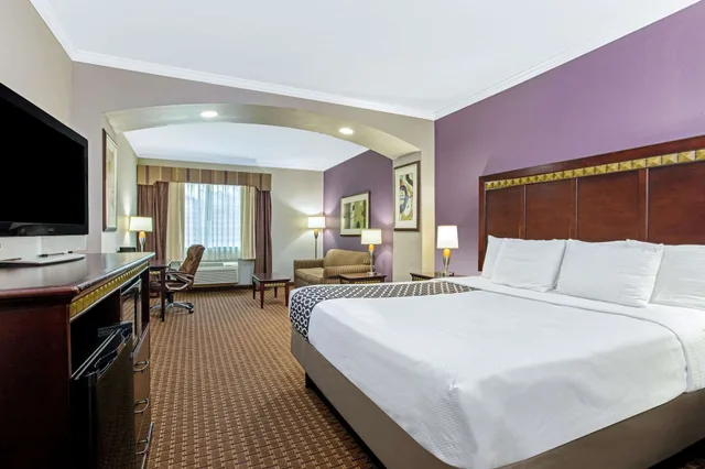 غرفة ديلوكس بسرير كينج، La Quinta Inn Suites Cleburne 2/4