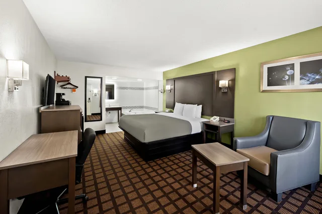 Room, King Bed, Quality Inn Raeford, NC 3/5