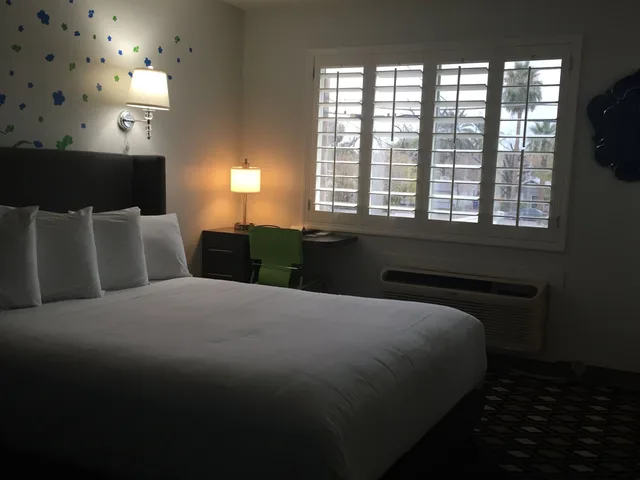 غرفة قياسية بسرير كوين، University Inn Tempe 3/7