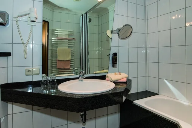 غرفة ديلوكس بسريرين منفصلين بغرفة نوم واحدة مع أريكة، Mosellandhotel Im Enderttal Zum Onkel Willi 4/4