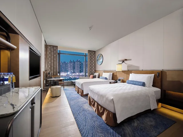 غرفة قياسية بسريرين منفصلين بإطلالة على النهر، Hualuxe Hotels And Resorts Nanjing Yangtze River 3/6