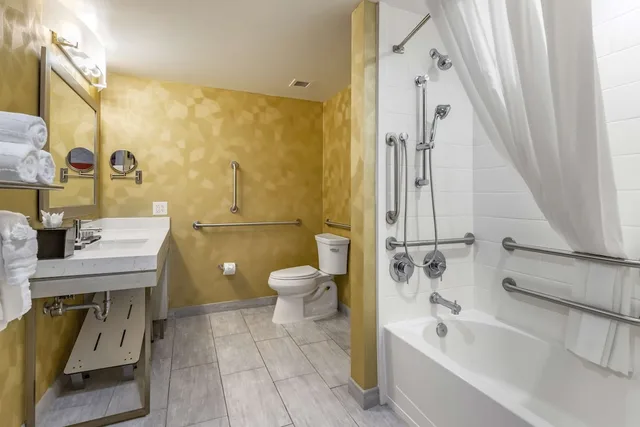 غرفة قياسية بسرير كينج لذوي الإعاقة، Hotel 1914 - Historic Alamo Riverwalk, an Ascend Collection Hotel 4/4