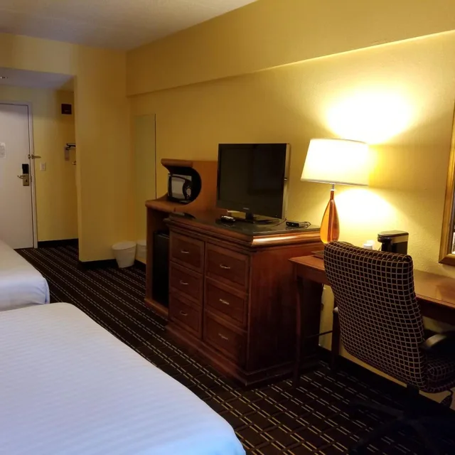 Deluxe, Double or Twin Bed, The Comstock Inn And Conference Center 6/8