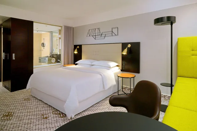 غرفة بريميوم بسرير كوين، Four Points by Sheraton Munich Arabellapark 1/3