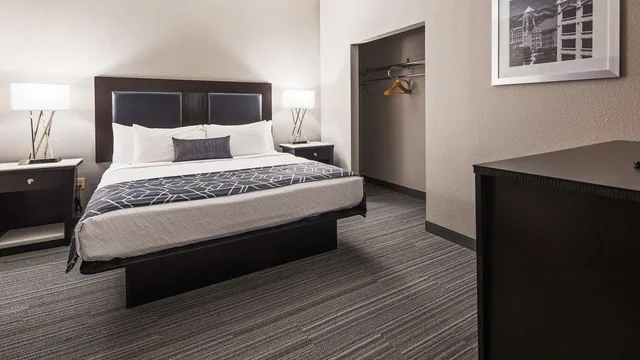 جناح بسرير كينج مع أريكة بمطبخ صغير، Best Western Plus Wilkes Barre-Scranton Airport Hotel 1/3
