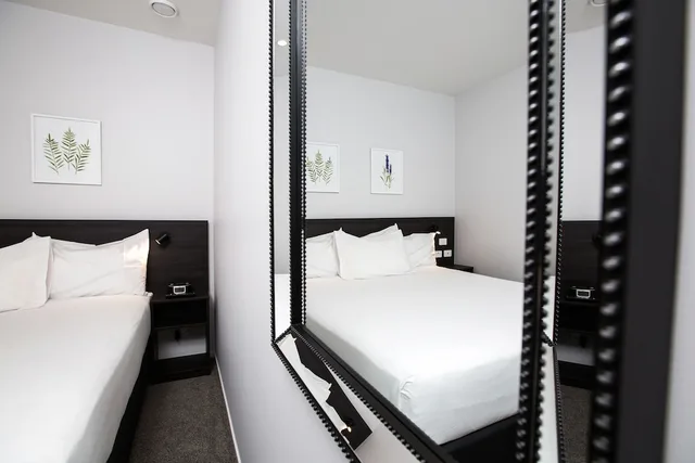 غرفة بسريرين كينج بغرفتي نوم، The Metrotel Motel 1/2
